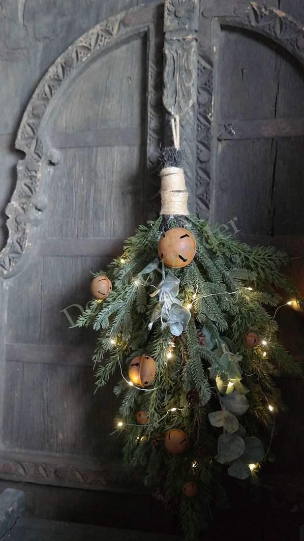 Toef kersttak 66 cm met kunstdennen, oranje bellen en lampjes, De Hooyzolder