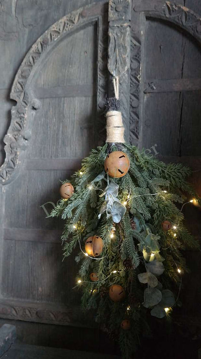 Toef kersttak 66 cm met kunstdennen, oranje bellen en lampjes, De Hooyzolder