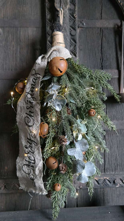 Toef Kerst dennen bellen namaak 66 cm incl lampjes: hangdecoratie met groene dennen takken, eucalyptus en houten bellen