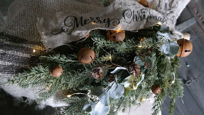Toef kerstdecoratie met nepdennen takken, houten bellen en lampjes, 66 cm