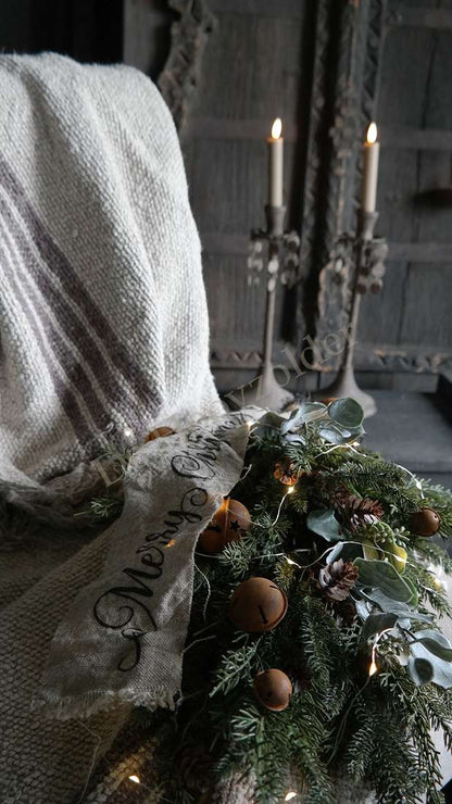 Toef kerstkrans met nepdennen, burlap lint met tekst, 66 cm, met warme lampjes