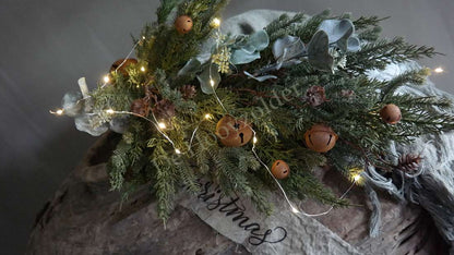 Toef Kerst dennen bellen namaak 66 cm met slingerlampjes; groen takken, eucalyptusbladeren en houten belletjes
