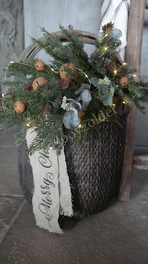 Toef kerstarrangement De Hooyzolder, 66 cm, met nepdennen, dennenappels, eucalyptus en lampjes in een zwarte geweven mand