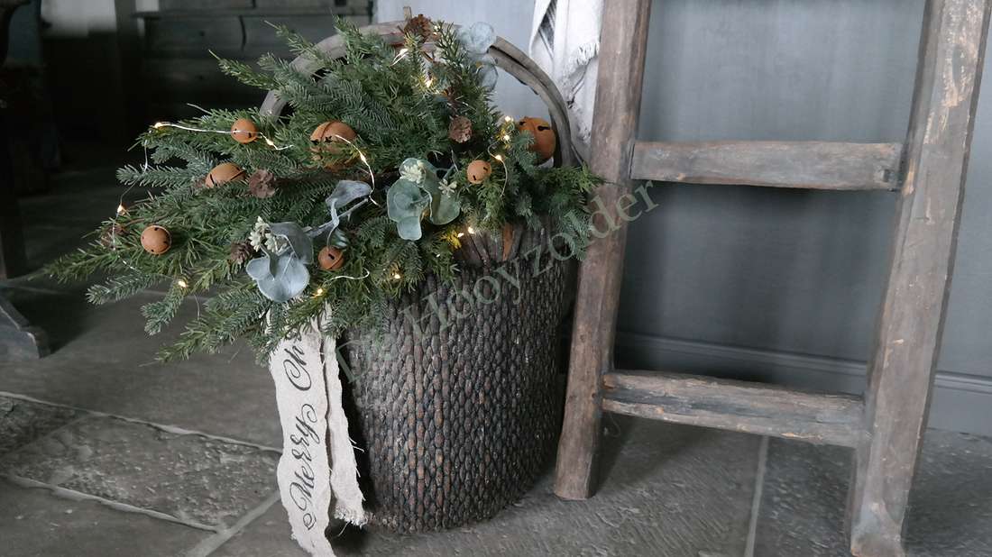 Toef Kerst dennen bellen namaak 66 cm, in geweven mand met groen takken en lampjes