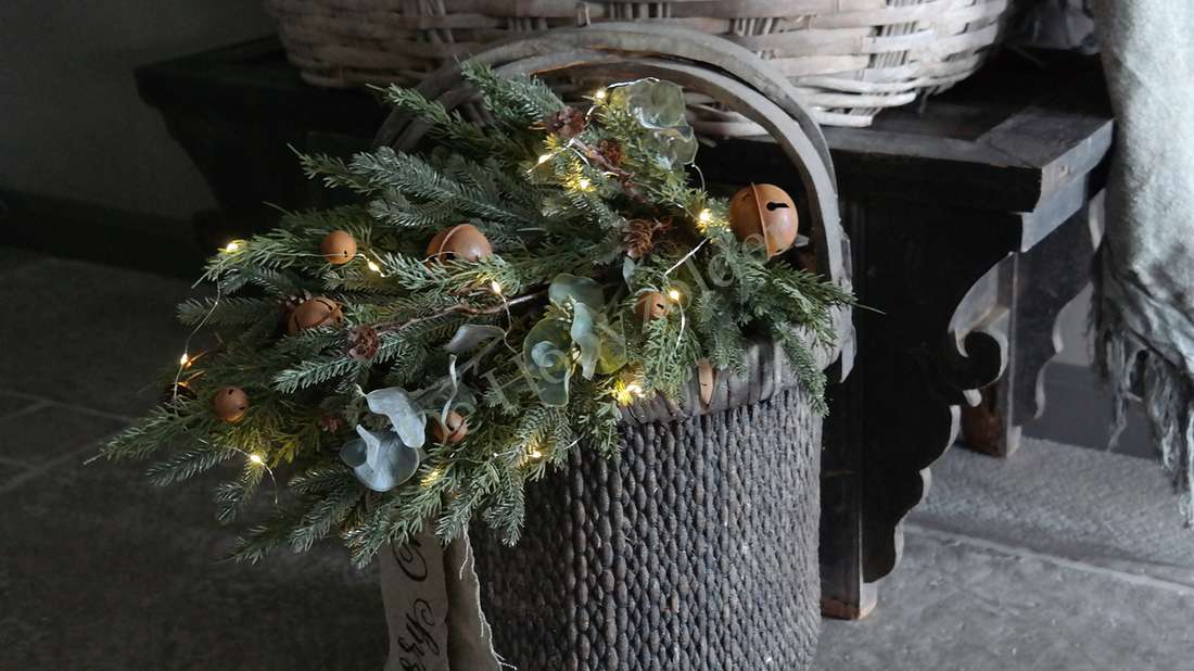 Toef kerst dennen bellen namaak 66 cm, kunsttak met houten bellen en LED-lichtjes De Hooyzolder