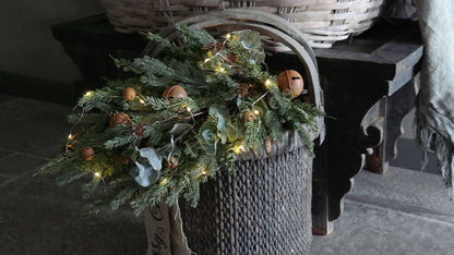 Toef kerst dennen bellen namaak 66 cm, kunsttak met houten bellen en LED-lichtjes De Hooyzolder