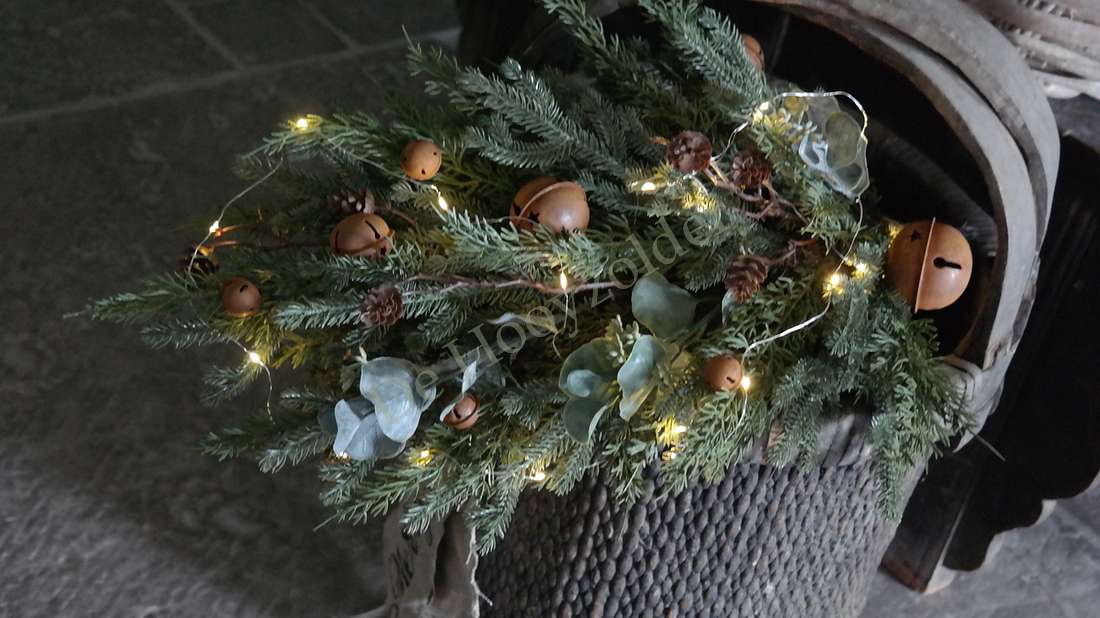 Toef Kerst dennen bellen namaak, 66 cm, decoratie met lampjes; dennenappels en groene naalden De Hooyzolder