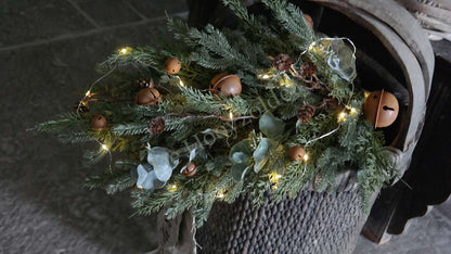 Toef Kerst dennen bellen namaak, 66 cm, decoratie met lampjes; dennenappels en groene naalden De Hooyzolder