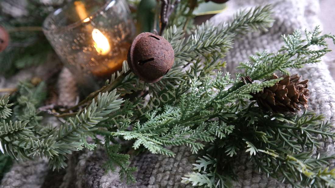 Krans Kerst dennenappel-bellen real touch met groen dennentakken en bruine bel, De Hooyzolder
