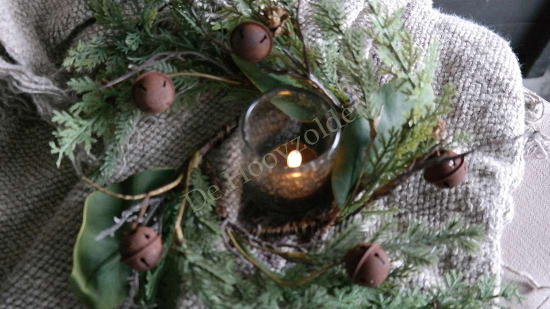 Krans kerst dennenappel-bellen real touch van De Hooyzolder met kaarslicht