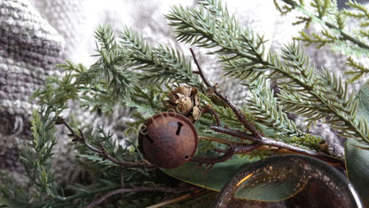 Krans Kerst dennenappel-bellen real touch van De Hooyzolder, groene takken met bruine bel
