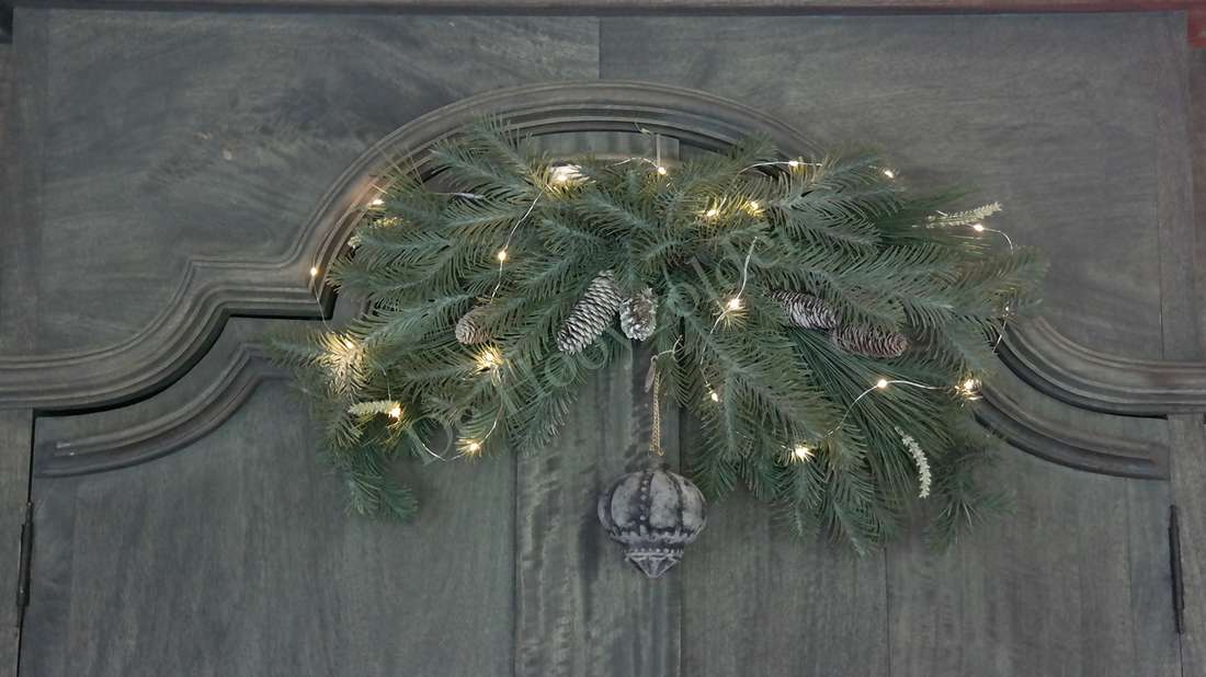 Hanger dennen/pinus real touch 80 cm met groene takken, kerstlichtjes en een grijze kerstbal