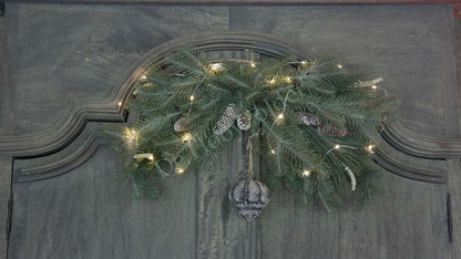 Hanger dennen/pinus real touch 80 cm met groene takken, kerstlichtjes en een grijze kerstbal