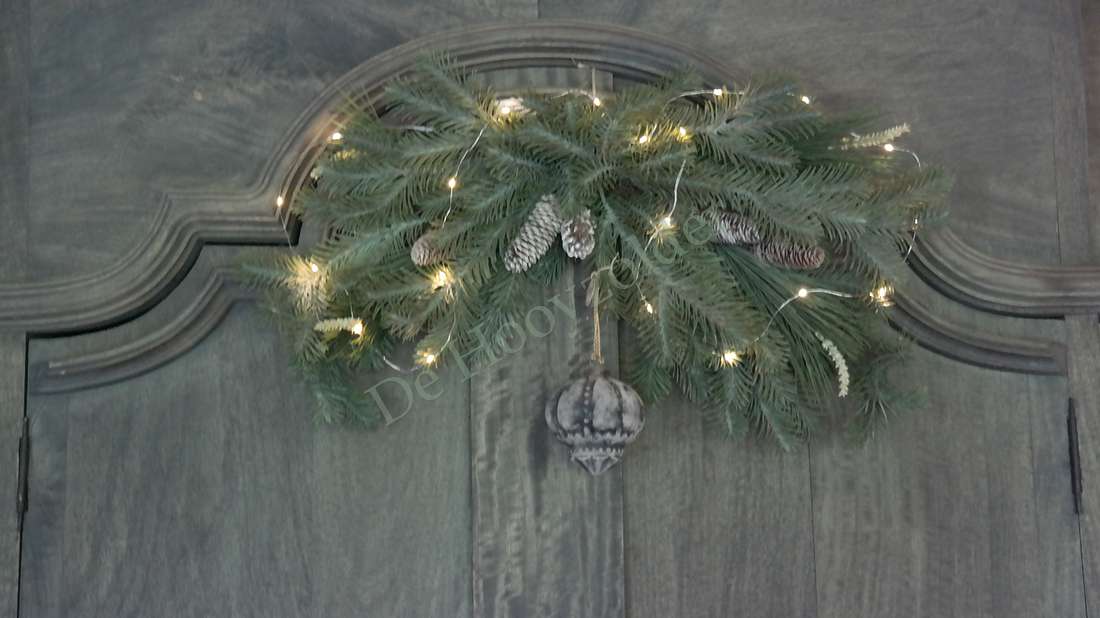 80 cm lange hanger dennen/pinus real touch met groene takken, dennenappels en warme lichtjes; De Hooyzolder