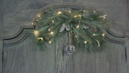 80 cm lange hanger dennen/pinus real touch met groene takken, dennenappels en warme lichtjes; De Hooyzolder