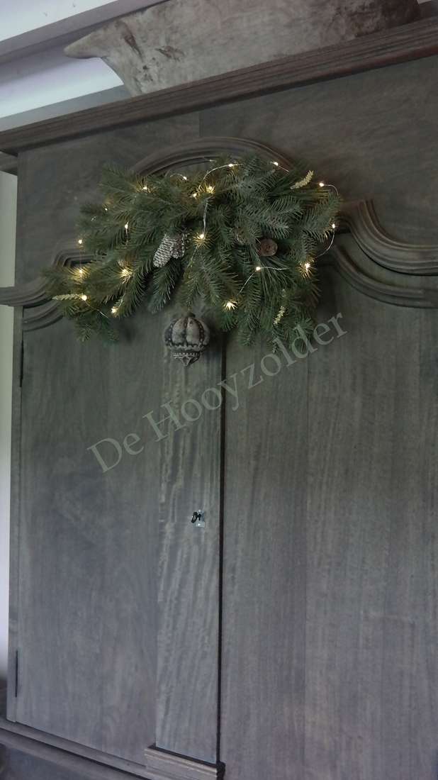 Hanger dennen/pinus real touch - 80 cm met groene naalden en kleine lichtjes; De Hooyzolder