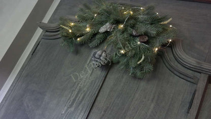 Hanger dennen/pinus real touch 80 cm van De Hooyzolder, groene spartakken met lichtjes en dennenappels op houten tafel