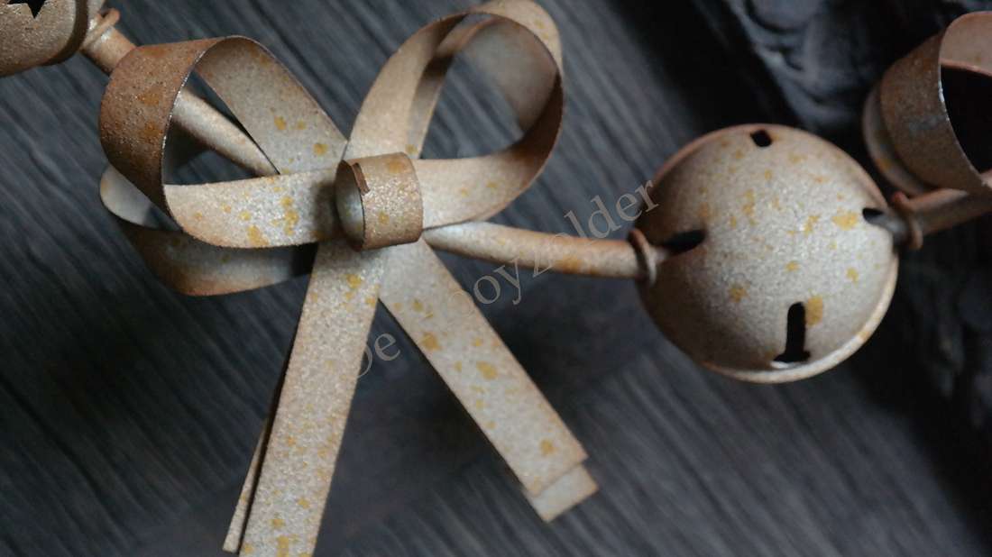 Krans met roestkleurige metalen bellen en een metalen strik, 47 cm, De Hooyzolder