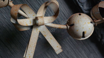 Krans met roestkleurige metalen bellen en een metalen strik, 47 cm, De Hooyzolder