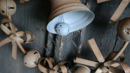Krans bellen roest - 47 cm, roestkleurige metalen bellen en lintachtige slingers, De Hooyzolder