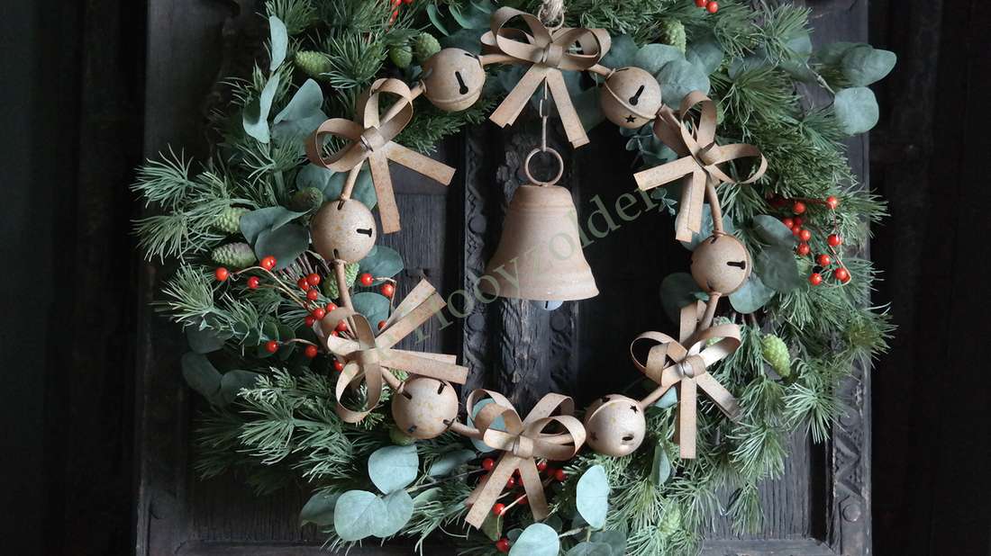 Krans bellen roest 47 cm van De Hooyzolder met groene takken en rode bessen