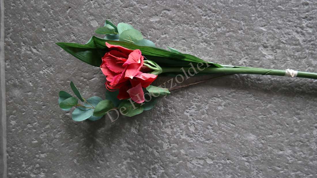 Boeket Amaryllis namaak rood, 83 cm, met groene bladeren, De Hooyzolder.