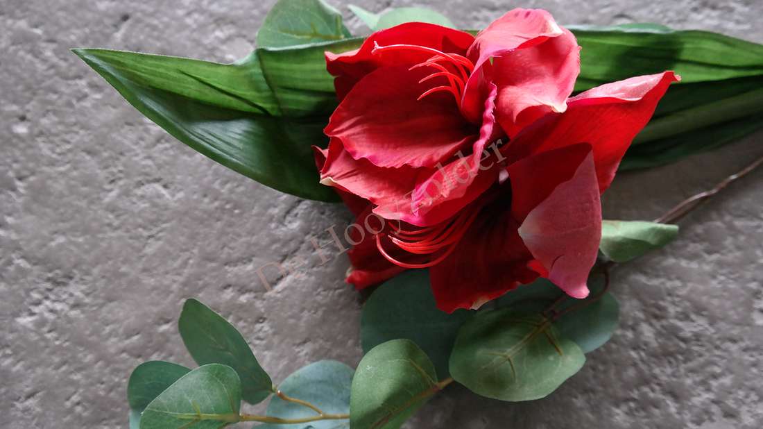 Boeket Amaryllis namaak rood, 83 cm, met groene bladeren van De Hooyzolder.