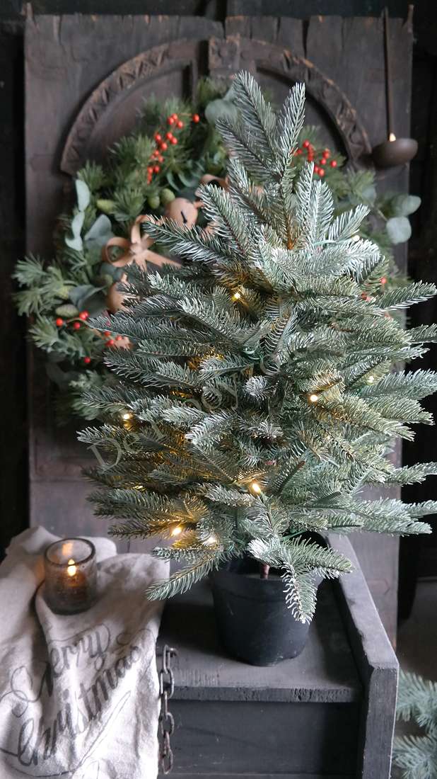 Kunstkerstboom Nordman real touch, 60 cm, in zwarte pot met warme LED-lichtjes