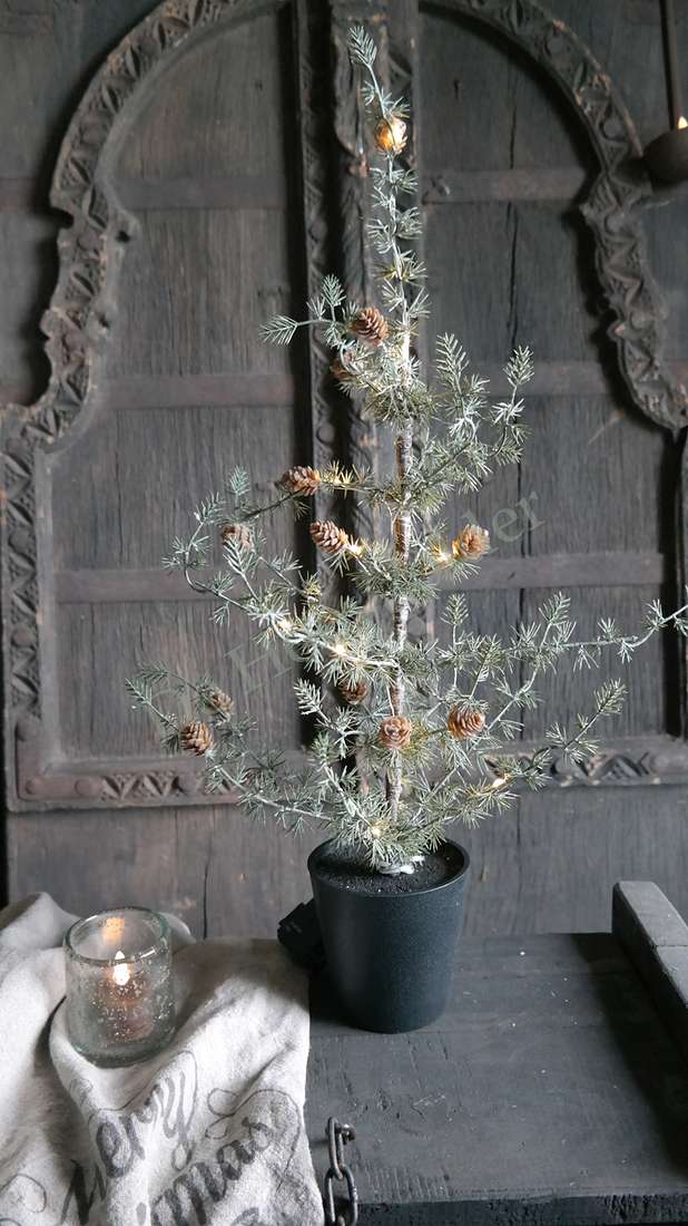 Ceder dennenappel LED-kerstboom in sneeuwachtige grijsgroene naalden met dennenappels, in zwarte pot