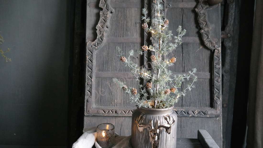 Ceder dennenappel LED-kerstboom met grijsgroene takken en dennenappels in een grijze metallic vaas