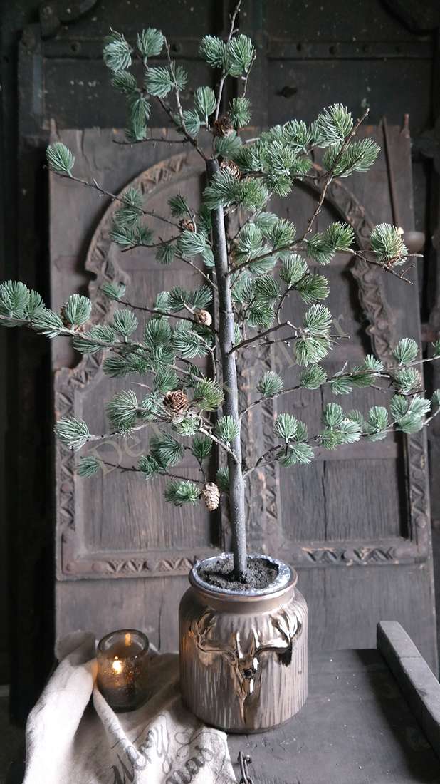 Kunstboom Larix pine boom 122 cm in bruine keramische pot met hertenkop-relief