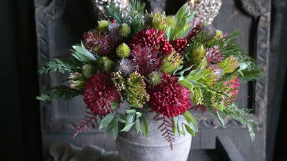 Boeket kerstkunstbloemen XL in een grijze pot met rode bloemen en groene bladeren
