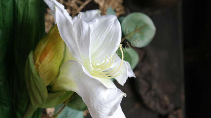 Boeket amaryllis wit uit kunstplanten, grote witte bloem met gele meeldraden en groene bladeren (De Hooyzolder)