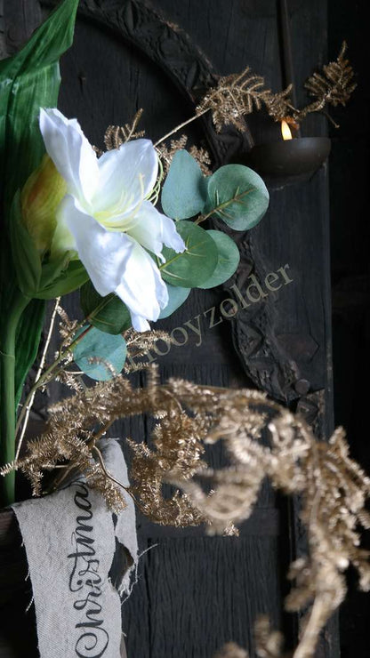 Boeket amaryllis wit, kunstplant 83 cm, met groene eucalyptus en gouden takjes, De Hooyzolder