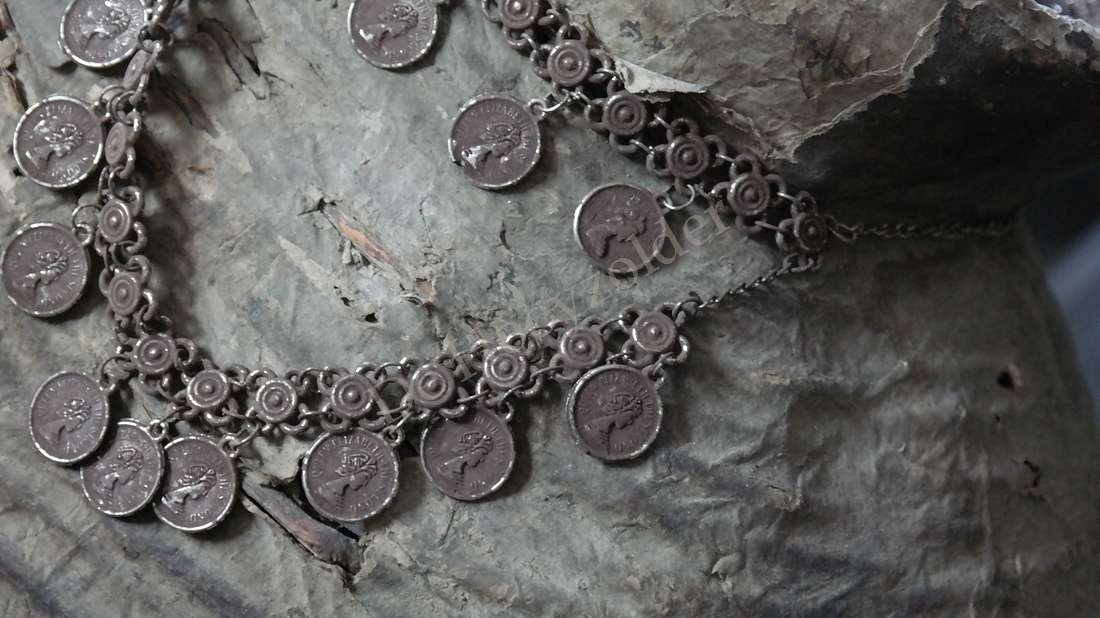 Decoratieve sierketting met muntjes in antiek zilver, merk De Hooyzolder