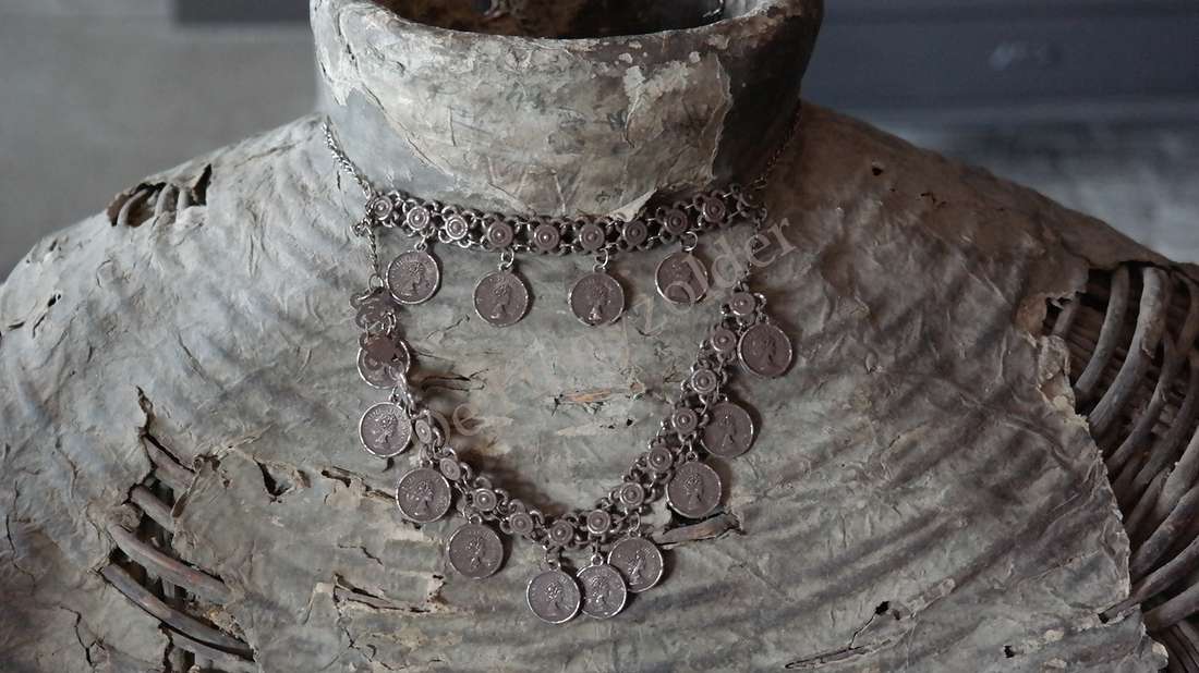Decoratie sier ketting met muntjes in meerdere lagen, zilverkleurig, merk De Hooyzolder