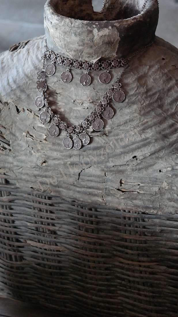 Decoratieve sierketting met muntjes, zilverkleurig, twee lagen op een verweerde wicker-buste van De Hooyzolder