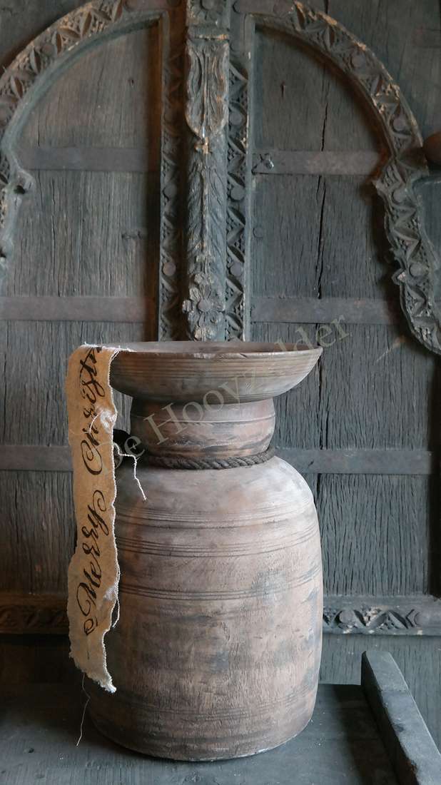 Nepalese pot XL van aardewerk met brede komvormige rand en slanke nek; lint met De Hooyzolder-tekst zichtbaar.