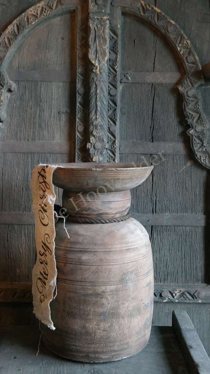 Nepalese pot XL van aardewerk met brede komvormige rand en slanke nek; lint met De Hooyzolder-tekst zichtbaar.