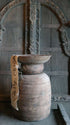Nepalese pot XL van aardewerk met brede komvormige rand en slanke nek; lint met De Hooyzolder-tekst zichtbaar.