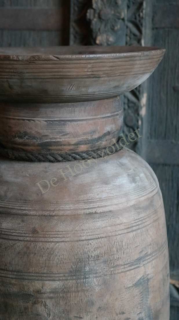 Nepalese pot XL van De Hooyzolder, grote aardewerken pot met verweerde grijsbruine patina.