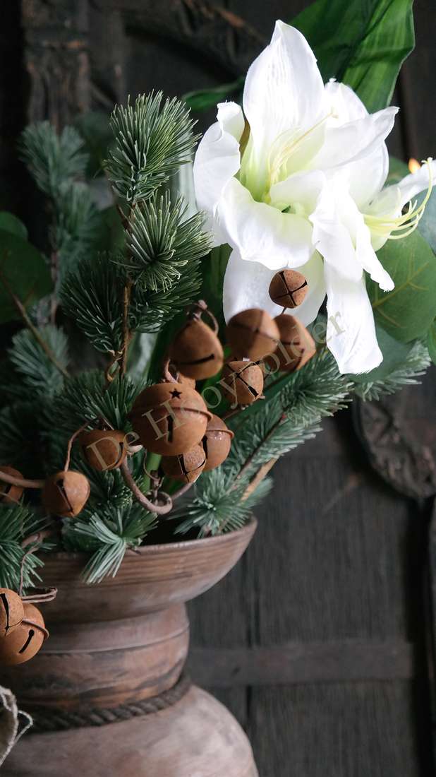 Belletjes tak roestkleurig (52 cm) van De Hooyzolder met witte bloem en groene takken in vaas