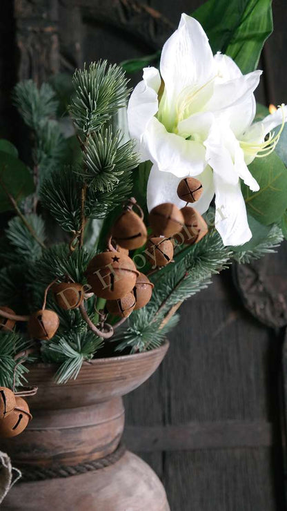 Belletjes tak roestkleurig (52 cm) van De Hooyzolder met witte bloem en groene takken in vaas