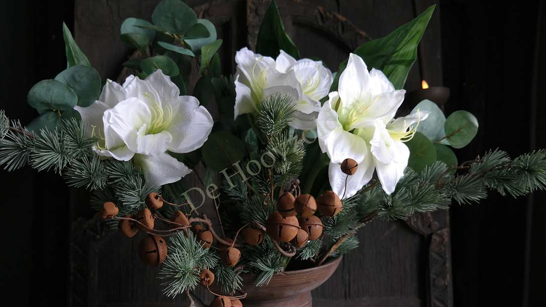Boeket amaryllis wit, 83 cm, De Hooyzolder, met groen blad en dennenappels