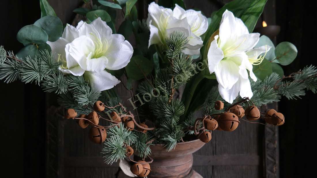Boeket amaryllis wit van De Hooyzolder, kunstbloemen met eucalyptus en dennennaalden in vaas