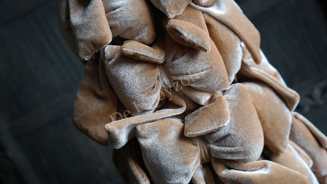 Kerstboomstrik van velvet in beige, merk De Hooyzolder