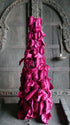 Kerstboomvormige decoratie van bordeaux velvetstrikken, De Hooyzolder