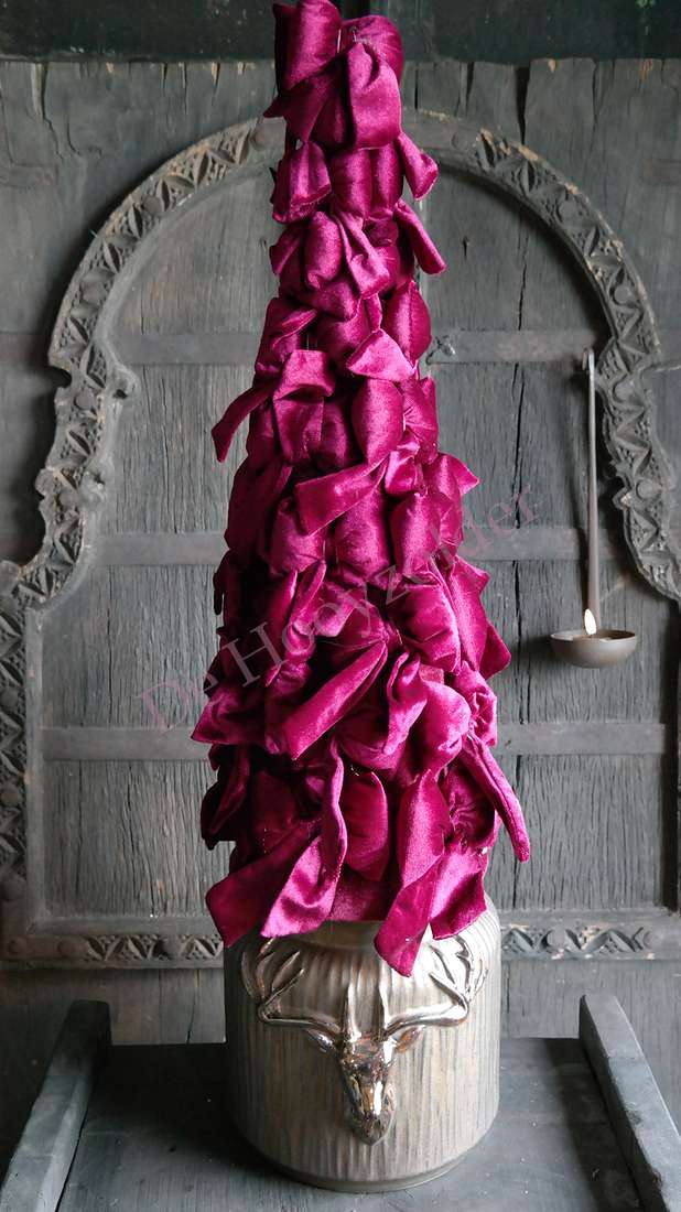 Strik kerstboom velvet bordeaux op vaas met ramshoofd