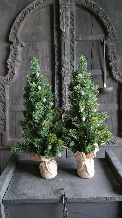 Kunstkerstboom Abies, set van 2 met LED-lampjes, groene takken en voetjes omwikkeld met jute