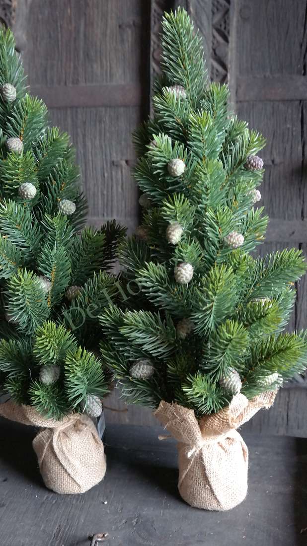 Twee kunstkerstbomen Abies van De Hooyzolder, groen met juteomslag en witte bolletjes